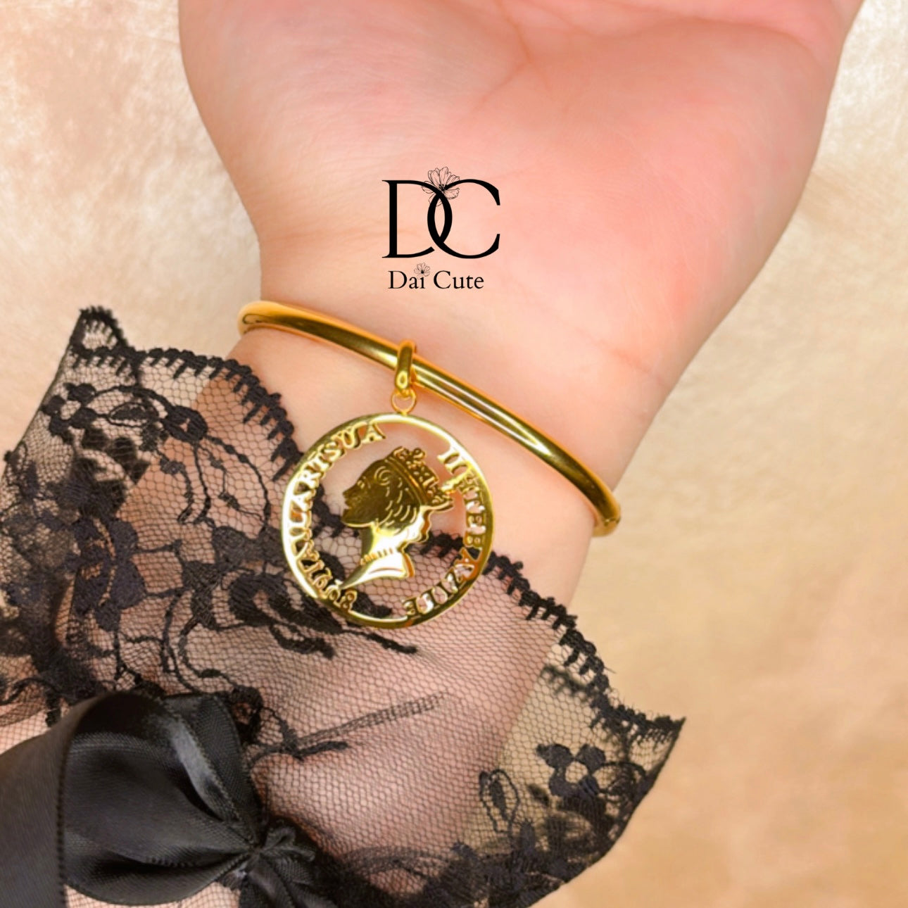 Bracciale con il ciondolo, Elizabeth