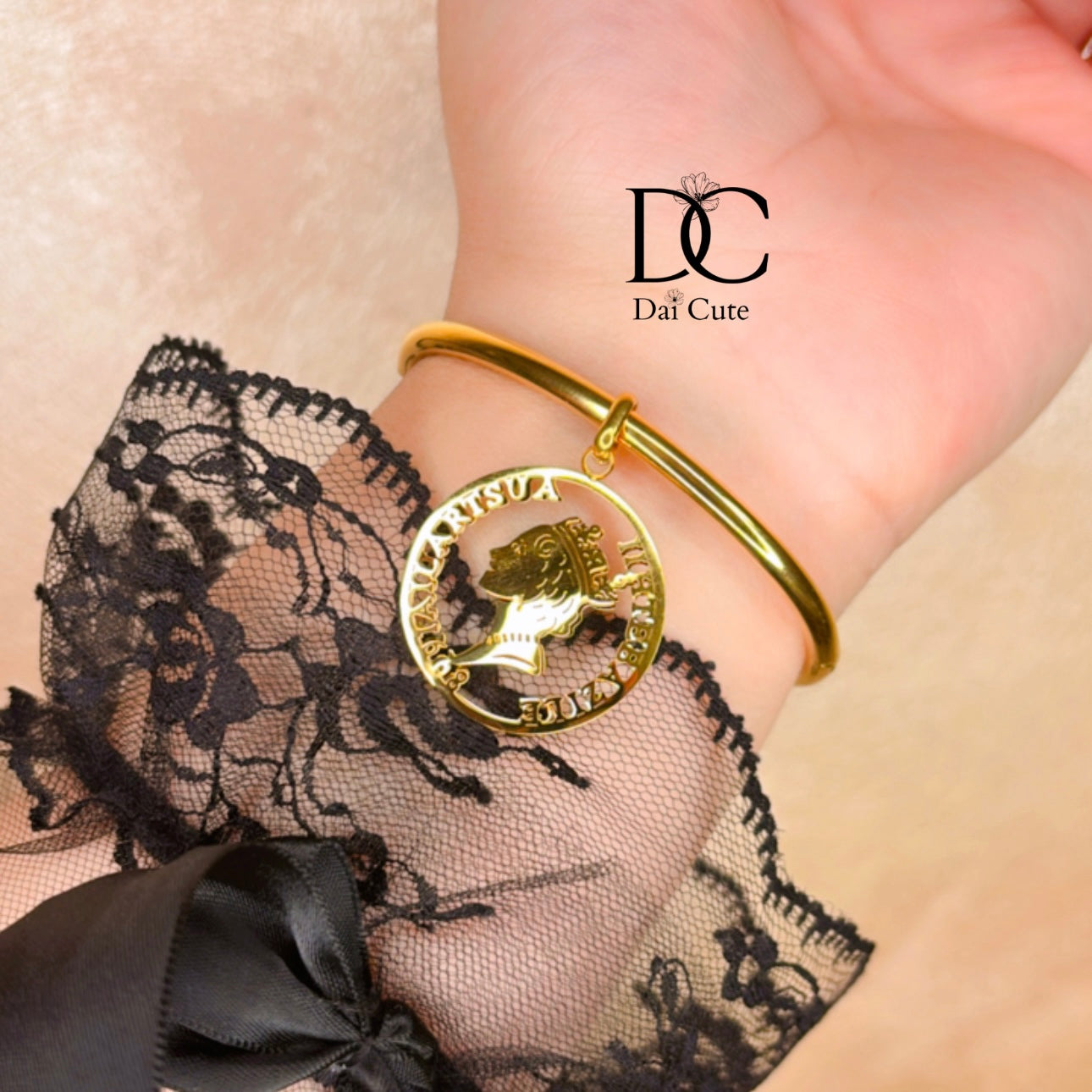 Bracciale con il ciondolo, Elizabeth