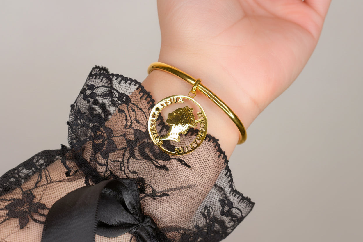 Bracciale con il ciondolo, Elizabeth
