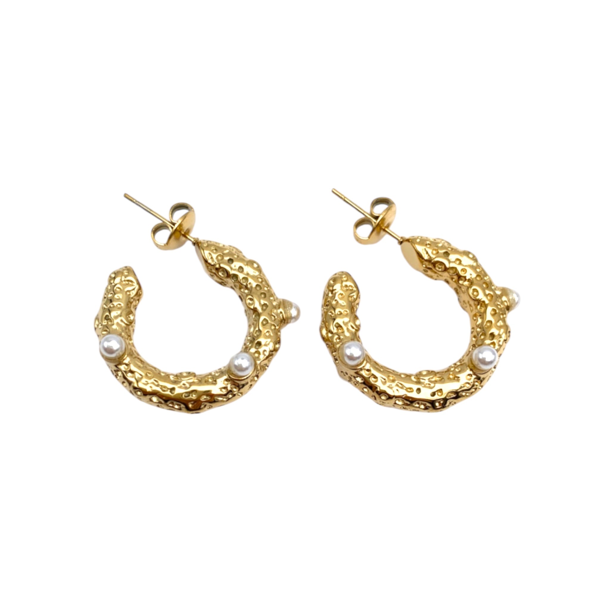 Orecchini con le perle bianche