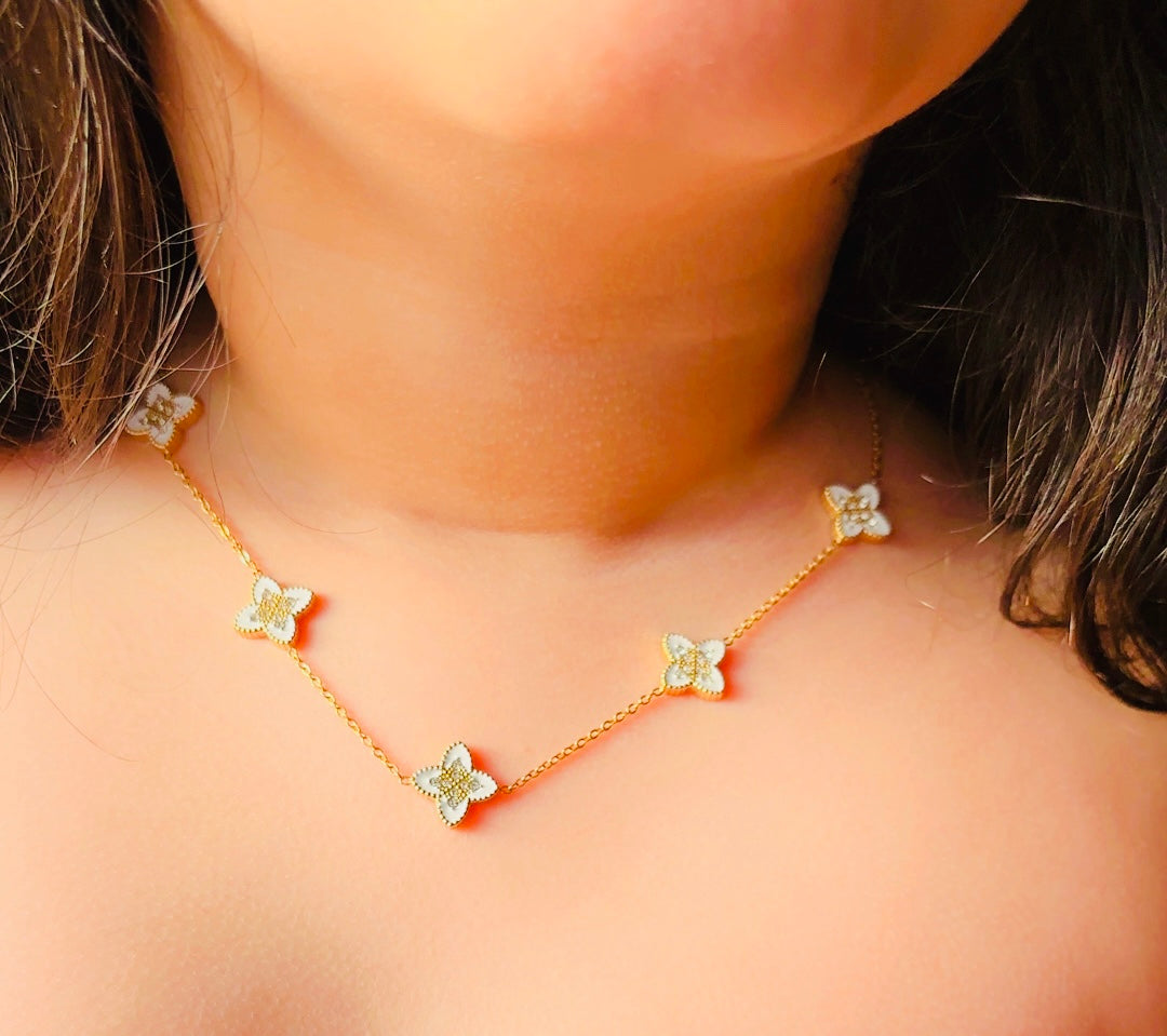 Collana Vancara Fiore di Madreperla in Acciaio Inossidabile Placcato Oro 18 Carati