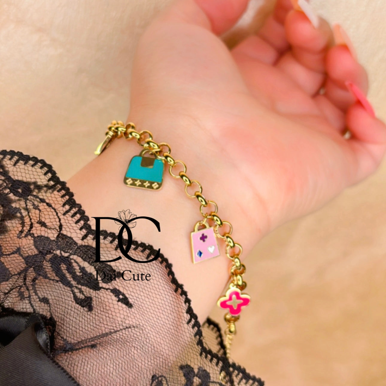 Bracciale con i ciondoli, borsa